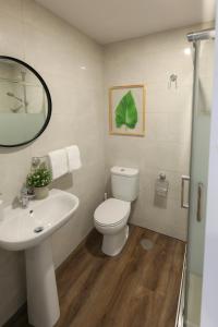 Ένα μπάνιο στο Modern Apartment With Garden
