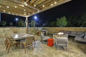 Home2 Suites Houston Westchase的庭院或其他户外区域