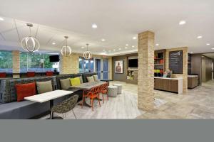 Home2 Suites Houston Westchase的休息区