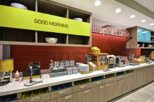 Home2 Suites Houston Westchase的厨房或小厨房