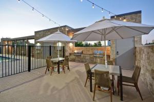 Home2 Suites Houston Westchase的阳台或露台