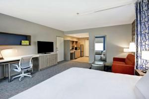 Home2 Suites Houston Westchase客房内的一张或多张床位