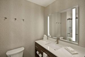 Home2 Suites Houston Westchase的一间浴室