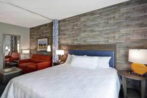Home2 Suites Houston Westchase客房内的一张或多张床位