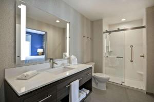 Home2 Suites Houston Westchase的一间浴室