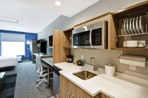 Home2 Suites Houston Westchase的厨房或小厨房