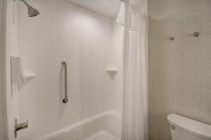 Home2 Suites Houston Westchase的一间浴室