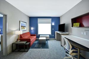 Home2 Suites Houston Westchase的电视和/或娱乐中心