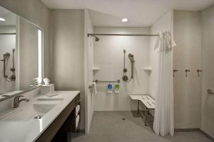 Home2 Suites Houston Westchase的一间浴室