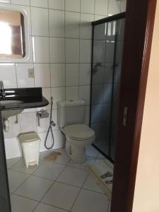 a bathroom with a toilet and a shower at Casa De Benedictis Rio de Contas in Rio de Contas