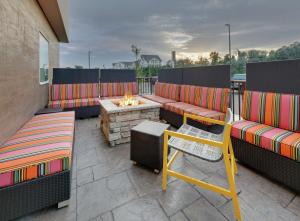 un patio con divani, tavolo e buca per il fuoco di Home2 Suites By Hilton Hagerstown a Hagerstown