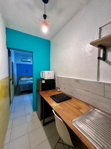 cocina con encimera de madera y pared azul en Suites Brisa Marina - Playa Regatas y Malecón, en Veracruz