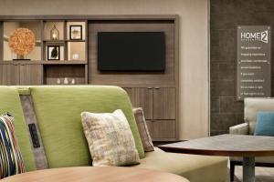 Televiisor ja/või meelelahutuskeskus majutusasutuses Home2 Suites By Hilton Houston-Pearland, Tx
