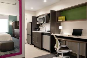 Köök või kööginurk majutusasutuses Home2 Suites By Hilton Houston-Pearland, Tx