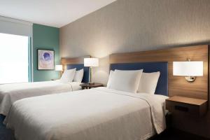 Voodi või voodid majutusasutuse Home2 Suites By Hilton Houston-Pearland, Tx toas