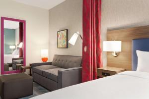 Voodi või voodid majutusasutuse Home2 Suites By Hilton Houston-Pearland, Tx toas
