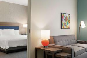 Voodi või voodid majutusasutuse Home2 Suites By Hilton Houston-Pearland, Tx toas