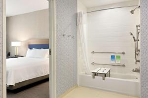 Voodi või voodid majutusasutuse Home2 Suites By Hilton Houston-Pearland, Tx toas