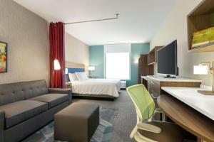 Televiisor ja/või meelelahutuskeskus majutusasutuses Home2 Suites By Hilton Houston-Pearland, Tx