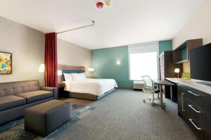 Voodi või voodid majutusasutuse Home2 Suites By Hilton Houston-Pearland, Tx toas