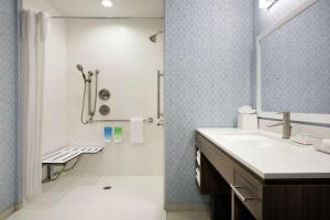 Vannituba majutusasutuses Home2 Suites By Hilton Houston-Pearland, Tx