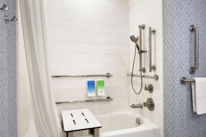 Vannituba majutusasutuses Home2 Suites By Hilton Houston-Pearland, Tx