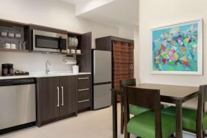 Köök või kööginurk majutusasutuses Home2 Suites By Hilton Houston-Pearland, Tx