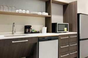 Köök või kööginurk majutusasutuses Home2 Suites By Hilton Houston-Pearland, Tx