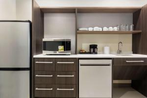 Köök või kööginurk majutusasutuses Home2 Suites By Hilton Houston-Pearland, Tx