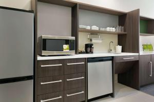 Köök või kööginurk majutusasutuses Home2 Suites By Hilton Houston-Pearland, Tx