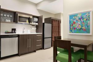 Köök või kööginurk majutusasutuses Home2 Suites By Hilton Houston-Pearland, Tx