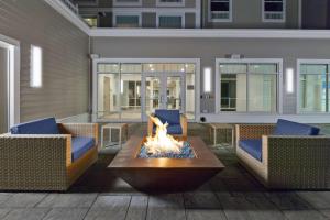 Hampton Inn Cape Cod Canal的休息区