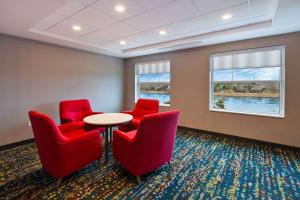 Hampton Inn Cape Cod Canal的休息区