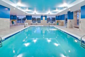uma grande piscina com água azul num quarto de hotel em Hampton Inn Cape Cod Canal em Buzzards Bay