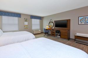 Hampton Inn Cape Cod Canal的电视和/或娱乐中心