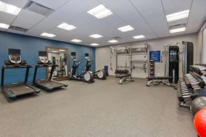 Hampton Inn Cape Cod Canal的健身中心和/或健身设施