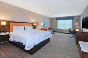 Hampton Inn Cape Cod Canal客房内的一张或多张床位