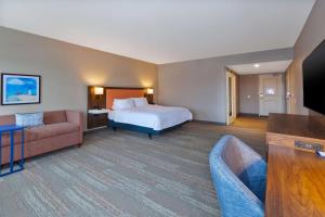 Hampton Inn Cape Cod Canal客房内的一张或多张床位
