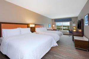 Hampton Inn Cape Cod Canal客房内的一张或多张床位