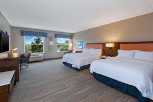 Hampton Inn Cape Cod Canal客房内的一张或多张床位