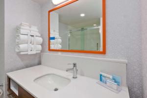 Hampton Inn Cape Cod Canal的一间浴室