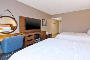 Hampton Inn Cape Cod Canal客房内的一张或多张床位
