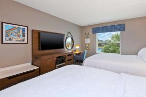 Hampton Inn Cape Cod Canal客房内的一张或多张床位