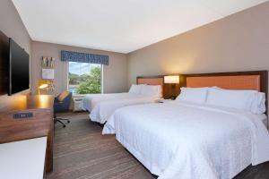 Hampton Inn Cape Cod Canal客房内的一张或多张床位