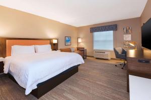Hampton Inn Cape Cod Canal客房内的一张或多张床位
