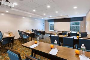 Hampton Inn Cape Cod Canal商务区和/或会议室