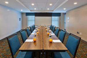 Hampton Inn Cape Cod Canal商务区和/或会议室