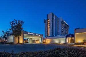 DoubleTree by Hilton Washington DC North/Gaithersburg في غايثرسبيرغ: اطلالة على مبنى في الليل