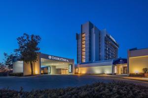 - Vistas al edificio por la noche en DoubleTree by Hilton Washington DC North/Gaithersburg, en Gaithersburg