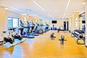 un gimnasio con cintas de correr y equipo cardiovascular en un edificio en DoubleTree by Hilton Washington DC North/Gaithersburg, en Gaithersburg